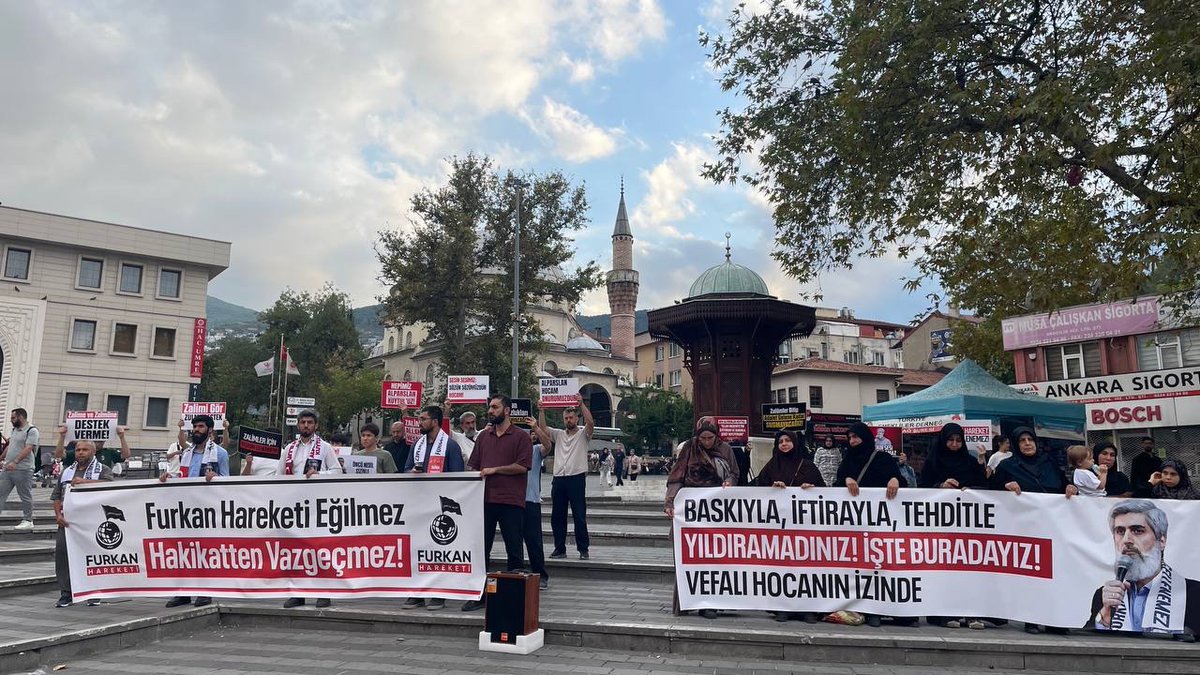fhengellenemezz's tweet photo. Hukuksuz tutuklamalar, sürgünler tecritler ve cezaevlerinde yaşanan hak ihlalleri... 

Atılan tüm iftiralara rağmen hakikatı savunmaktan vazgeçmiyoruz. Kardeşlerimiz özgürlüğüne kavuşana dek mücadeleye devam edeceğiz!

📍Bursa | Basın Açıklaması | Özgürlük Yürüyüşü

#YargıEliyleZulüm
Ozgürlük IçinMeydandayız
FurkanGönüllülerine Ozgürlük
