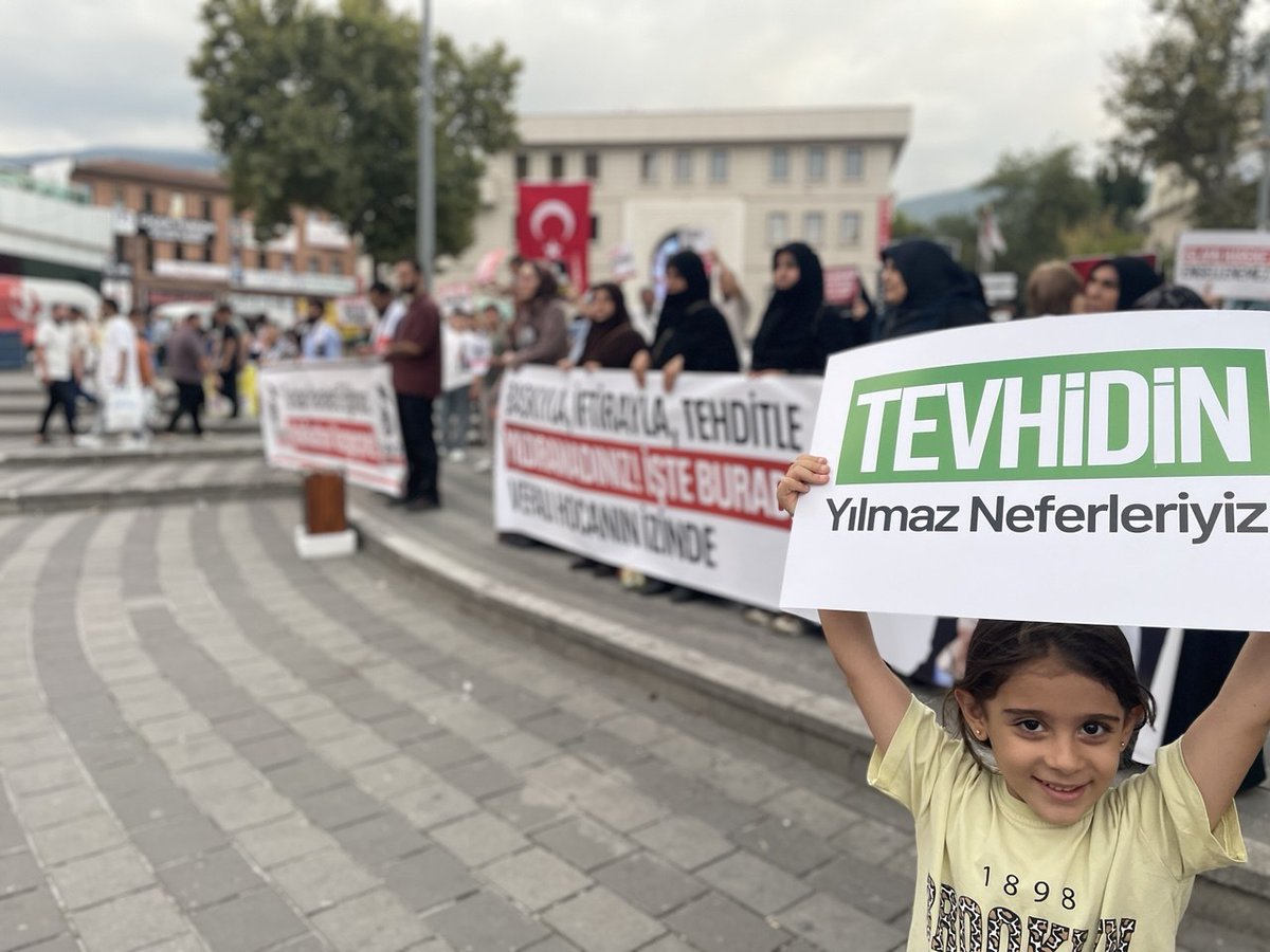 fhengellenemezz's tweet photo. Hukuksuz tutuklamalar, sürgünler tecritler ve cezaevlerinde yaşanan hak ihlalleri... 

Atılan tüm iftiralara rağmen hakikatı savunmaktan vazgeçmiyoruz. Kardeşlerimiz özgürlüğüne kavuşana dek mücadeleye devam edeceğiz!

📍Bursa | Basın Açıklaması | Özgürlük Yürüyüşü

#YargıEliyleZulüm
Ozgürlük IçinMeydandayız
FurkanGönüllülerine Ozgürlük