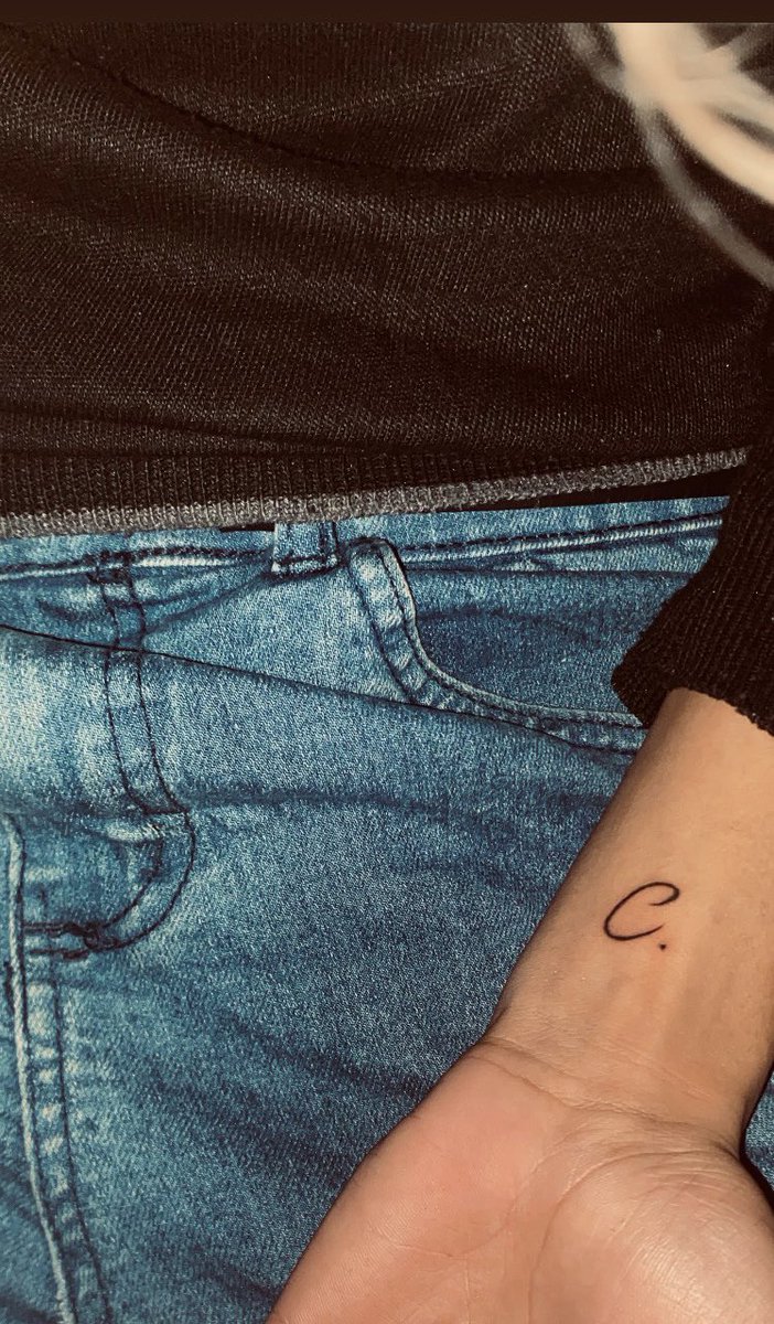 bebelimf's tweet photo. Um homem tatuou minha inicial, que coisa engraçada juro KKKKKKKKKK ME SENTI TÃO INCRÍVEL https://t.co/wUJymLrcXR