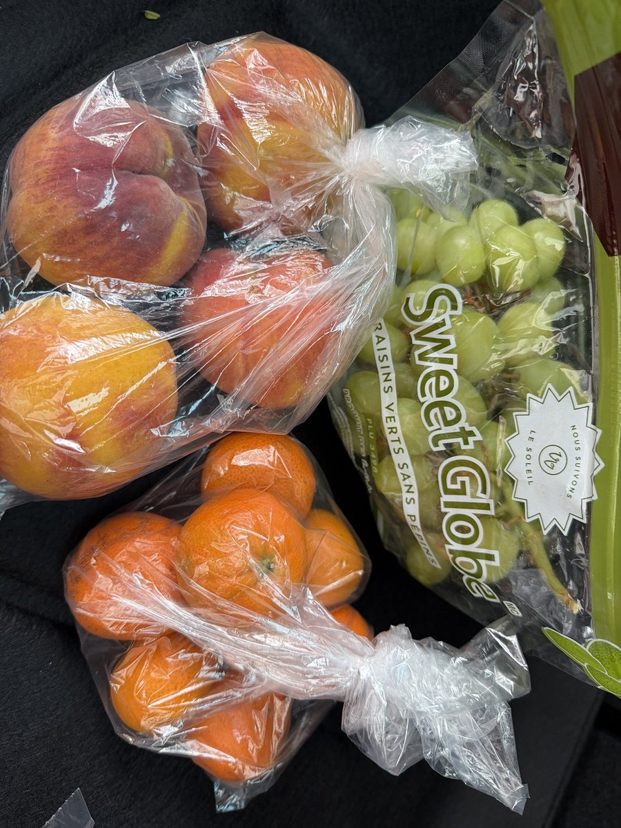 lupita_hinojosa's tweet photo. Así se ven $340 pesos, pero aquí lo importante es que la presidenta tiene mas del 70% de aprobación, no importa que todo nos salga más caro. https://t.co/spbmjhEmdf