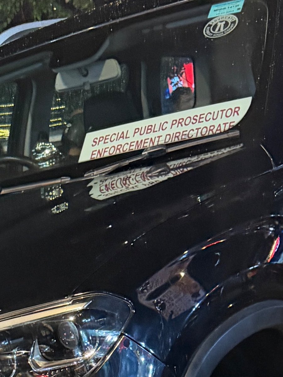 BipinAndSingh's tweet photo. This car was left abandoned on a busy road at Matunga Flower Market. I wondered how can someone do that?
Then I saw the “achievements” of the person proudly displayed on a big plate.
In a dept where Director & Spl Dir lie low, a Spl PP is flaunting his power just to evade a challan.