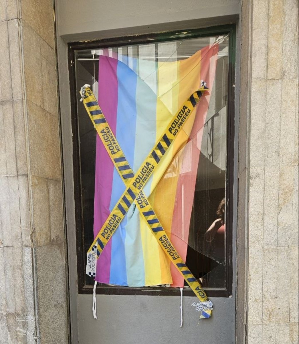 SumemCUPBNYS's tweet photo. Aquesta nit, el local de la CUP a Banyoles ha estat objecte d’un atac. S’ha trencat un dels vidres, on hi havia penjada la bandera de l’arc de Sant Martí en defensa dels drets LGTBIQ+, i també s’han arrencat cartells en suport al poble palestí. Aquests atacs no son una excepció👇 https://t.co/tjDtj40taD