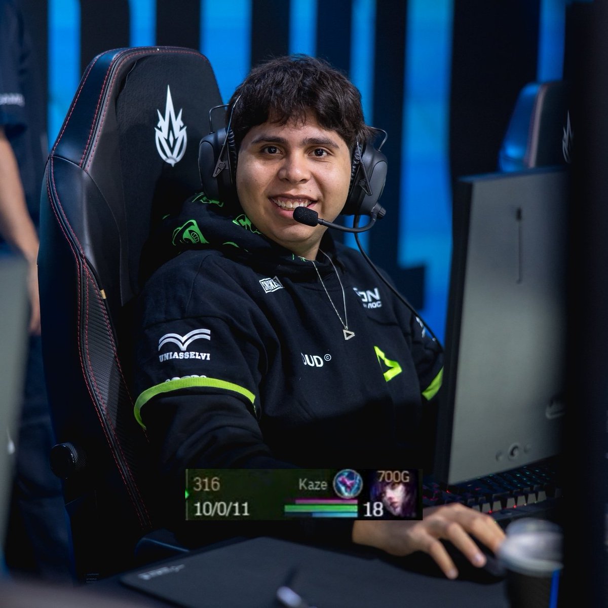 LOUDgg's tweet photo. é muito bom ter mid laner pprt https://t.co/wSWE8e8KwS