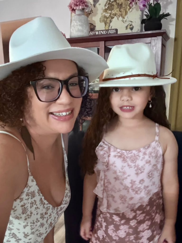 Chichi6BR's tweet photo. Mi nieta Luna Penélope y mi hija Yasmincita for the movies in Tampa today. Que hermosas las dos. Estoy que me babeo solo - jajajajaj. https://t.co/GhFLdHWorb