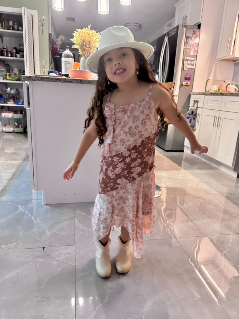 Chichi6BR's tweet photo. Mi nieta Luna Penélope y mi hija Yasmincita for the movies in Tampa today. Que hermosas las dos. Estoy que me babeo solo - jajajajaj. https://t.co/GhFLdHWorb