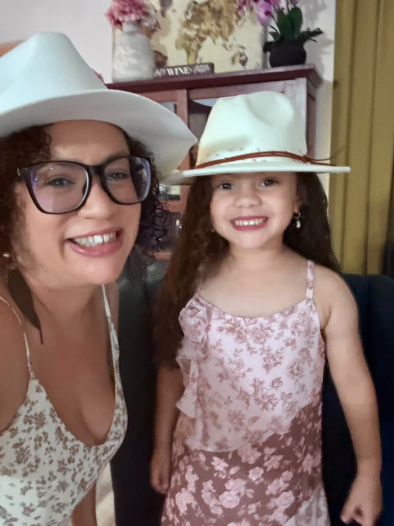 Chichi6BR's tweet photo. Mi nieta Luna Penélope y mi hija Yasmincita for the movies in Tampa today. Que hermosas las dos. Estoy que me babeo solo - jajajajaj. https://t.co/GhFLdHWorb