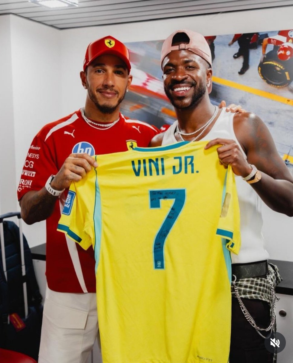 Jujulibs's tweet photo. Mt fofo o detalhe de um ser uma camisa do Brasil e não uma do Real Madrid https://t.co/d1hy1RcjC0