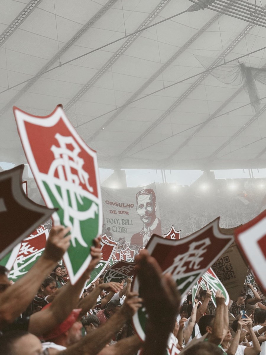 Noitedecopa's tweet photo. 🇭🇺 | FLUMINENSE E RELEVÂNCIA HISTÓRICA SÃO COISAS QUE ANDAM JUNTAS:

🏆 | Por mais de 100 anos, foi o maior campeão do Rio de Janeiro no Campeonato Carioca.
🇧🇷 | Teve papel fundamental na profissionalização do futebol brasileiro.
🏟️ | Foi a casa da Seleção Brasileira durante décadas.
⚔️ | Ajudou a transformar o Fla-Flu em um dos maiores símbolos de rivalidade do futebol brasileiro, com o termo se tornando parte da própria cultura esportiva do país.

O FLU RESPIRA TRADIÇÃO E PIONEIRISMO! 🔴⚪🟢