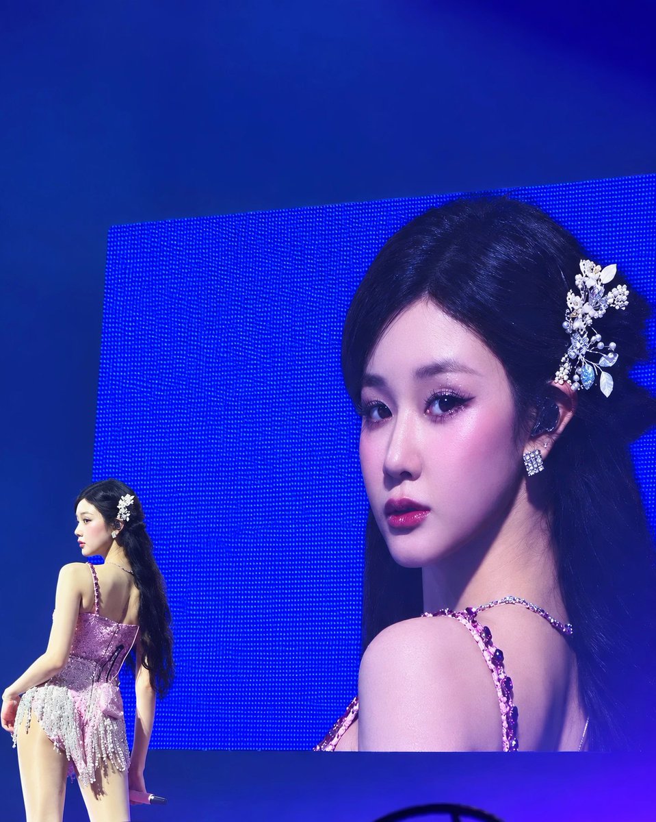 pharitachart's tweet photo. [📈] 140926

#PHARITA's visual on big screen in Macau concert Day 2 is going viral on TikTok with picture posts and edited video https://t.co/YtUaORiKGF