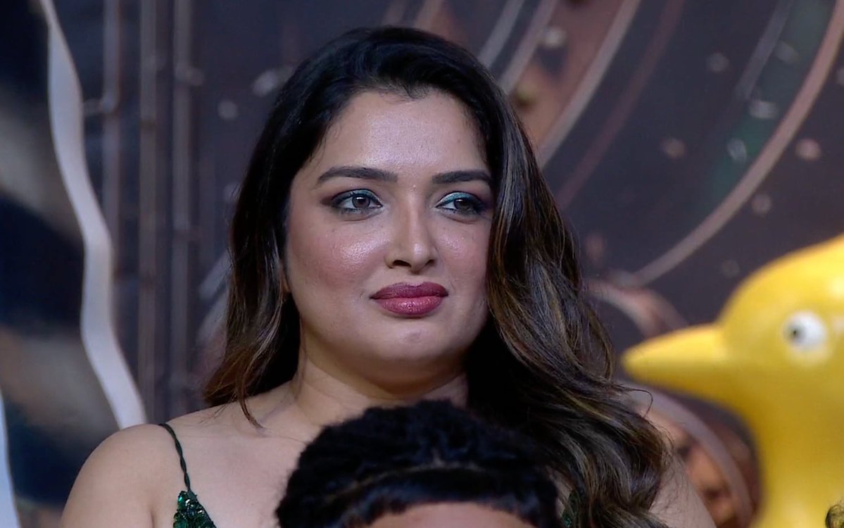 BollySpy's tweet photo. #BiggBoss20 | #SalmanKhan criticizes #AmrapaliDubey for her remarks about #QaziTauqeer

You're with whom?
RT --> Qazi
LIKE --> Amrapali https://t.co/pl4obIOxyf