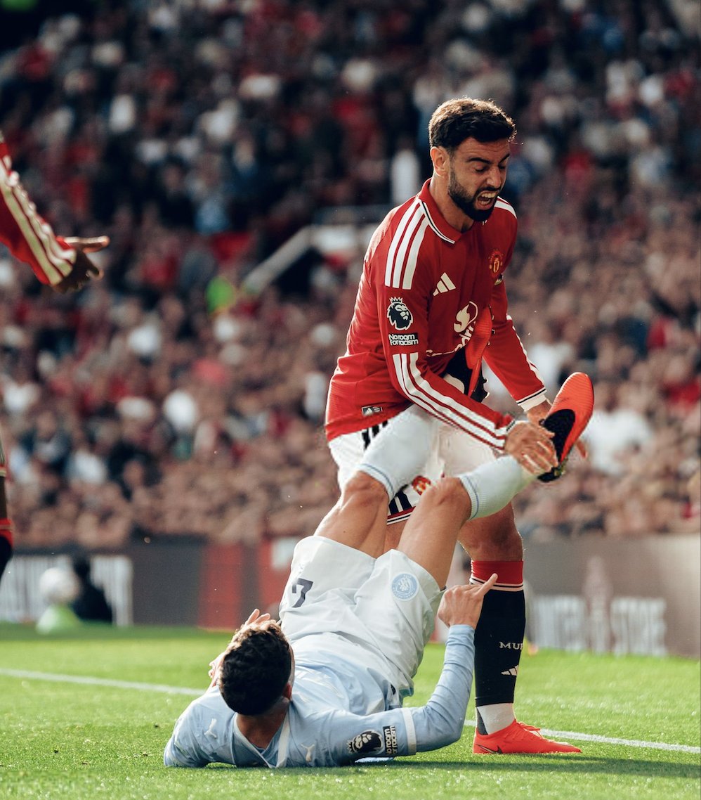 TouchlineX's tweet photo. 🚨 𝗖𝗥𝗔𝗭𝗬 𝗦𝗧𝗔𝗧: Phil Foden produced the same amount of key passes (1) as Bruno Fernandes today.

Phil Foden was sent off in minute 23.

Bruno Fernandes played 95 minutes. https://t.co/Y6YPTJ6o05
