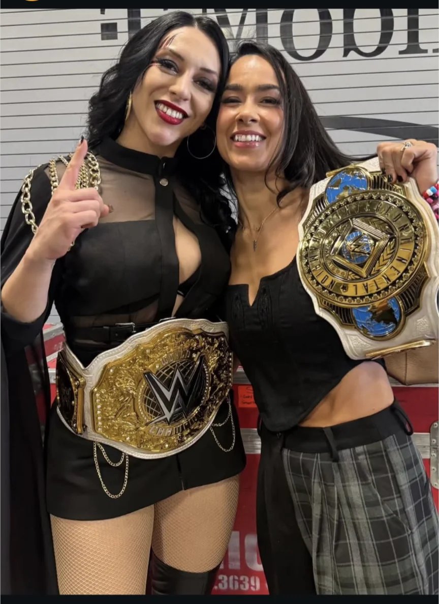 WWP245's tweet photo. Stephanie Vaquer &amp; AJ Lee https://t.co/abZU7w9XTp
