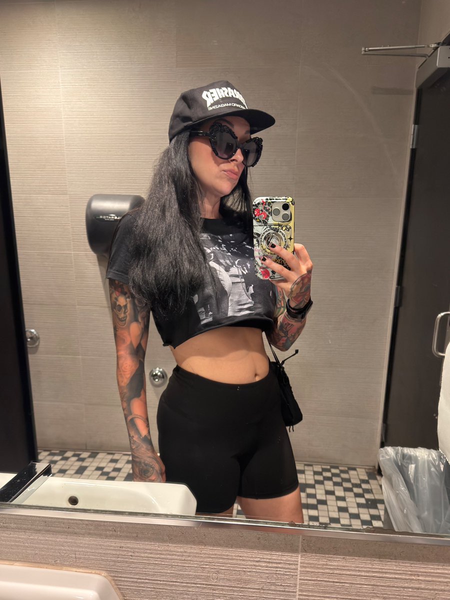 deesse_c252's tweet photo. Poster des selfies dans les toilettes = envoyer des messages subliminaux de déni aux toilettes humaines. https://t.co/pOZA4Qx29J