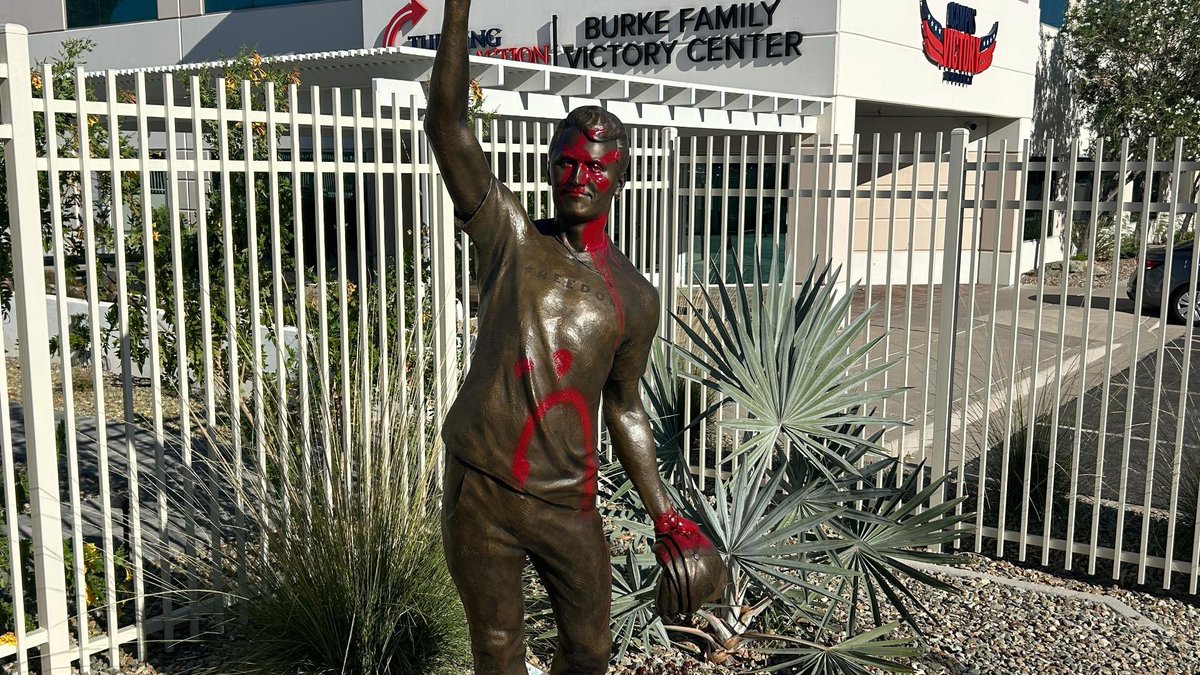 TheOfficerTatum's tweet photo. 🚨 Charlie Kirk’s memorial statue outside TPUSA headquarters in Phoenix was vandalized with red spray paint just three days after it was unveiled.

Phoenix police responded around 8 a.m. Sunday and are investigating.

Absolutely vile. https://t.co/jWfSk4TWKI