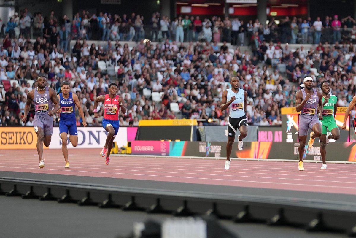 usatf's tweet photo. Kenny Bednarek and Courtney Lindsey take it to the line 👏

Bednarek wins the opening semifinal in 19.86, with Lindsey right there in 19.89 for second to send both Americans through to the men’s 200m final. 🔥

#TeamUSATF | @WAultimateChamp https://t.co/dYoSLoOI2x
