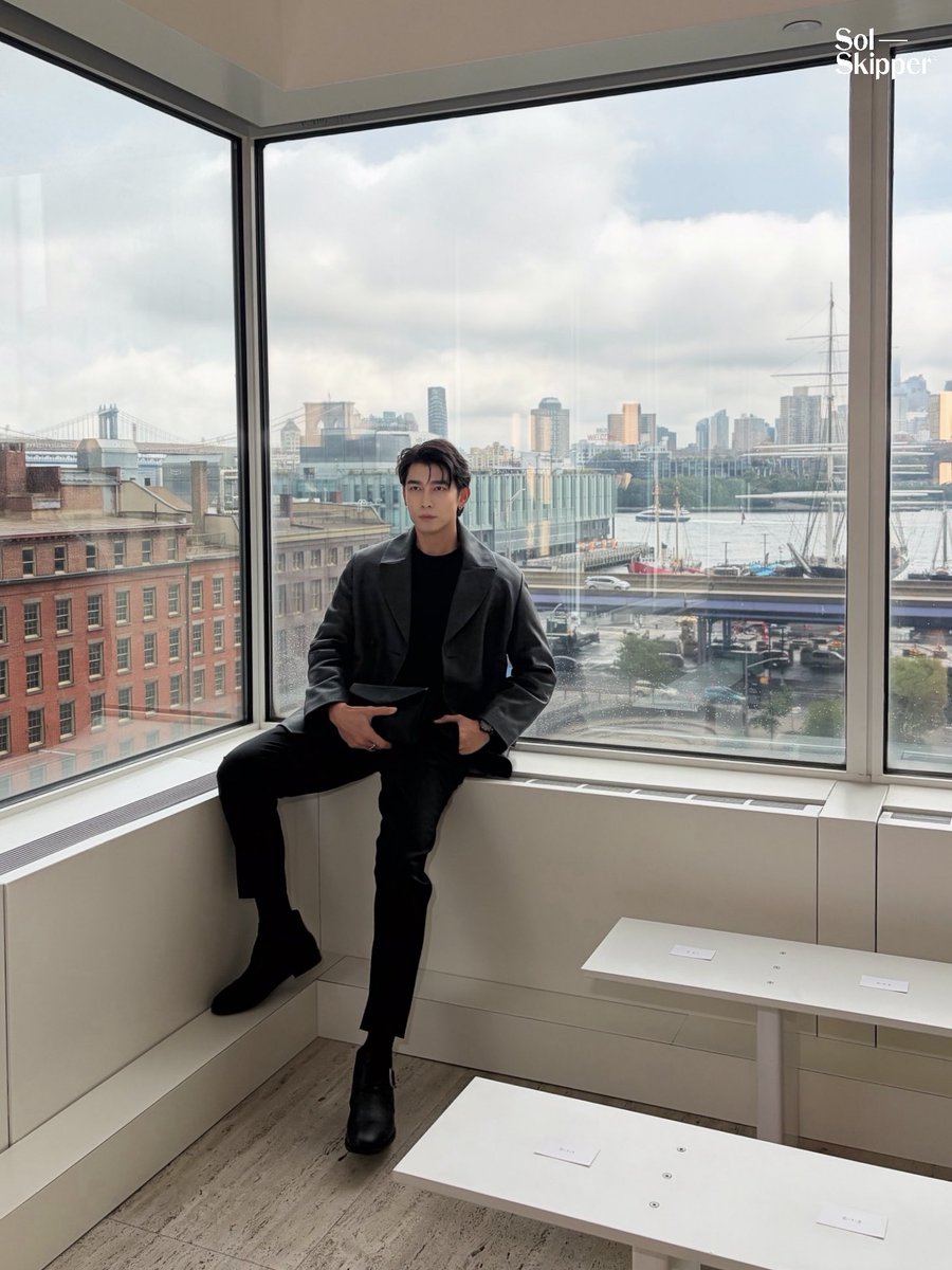 SolSkipperCo's tweet photo. Less color, more attitude.

MEW COS IN NYFW 

@MSuppasit
#cosAW26xMew
#MEWinNYFW2026
#cos #cosAW26 #cosnyfw https://t.co/SBR2ZDMXsn