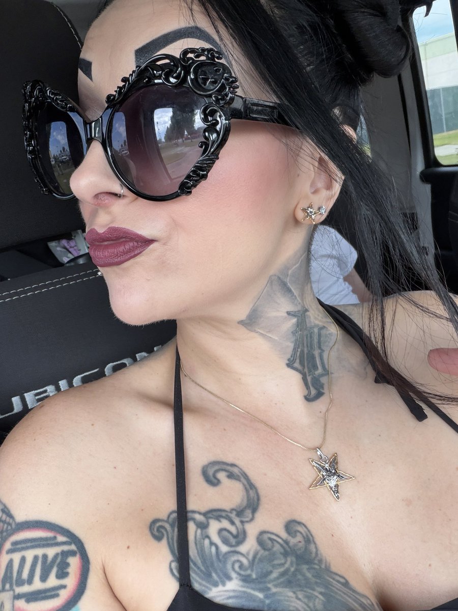 deesse_c252's tweet photo. Cette parure de collier avec pentagramme de Baphomet est vraiment jolie. Merci encore à la personne spéciale qui me l'a offerte. 💋 https://t.co/Z5uzHerGIg
