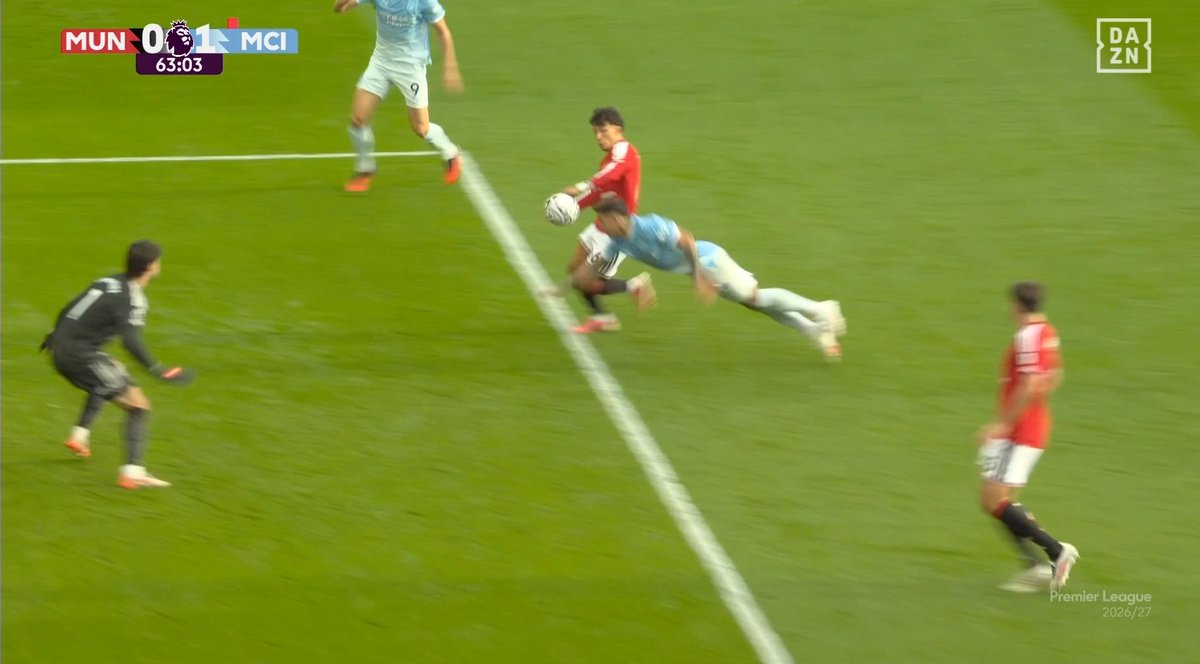 FutOffsides's tweet photo. 🚨❌ Ridiculous VAR blunder in the Manchester derby.

📸 Regardless of Haaland’s position, Enzo Fernández, who was in an obvious offside position, attempted to head the ball, having a clear impact on Lisandro.

⚠️ VAR focused only on Haaland and completely missed Enzo's offence. https://t.co/WUlqPZhjfy