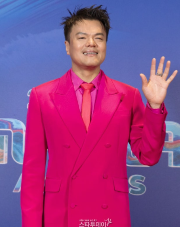 AboutMusicYT's tweet photo. JYP about Wonyoung, saying she is a "true celebrity":

"Everything, from the moment we met, filmed a challenge, to the moment we said bye - it was all 'idol'. I can see that she likes and enjoys this life and is living that life properly." https://t.co/wIcyNph049