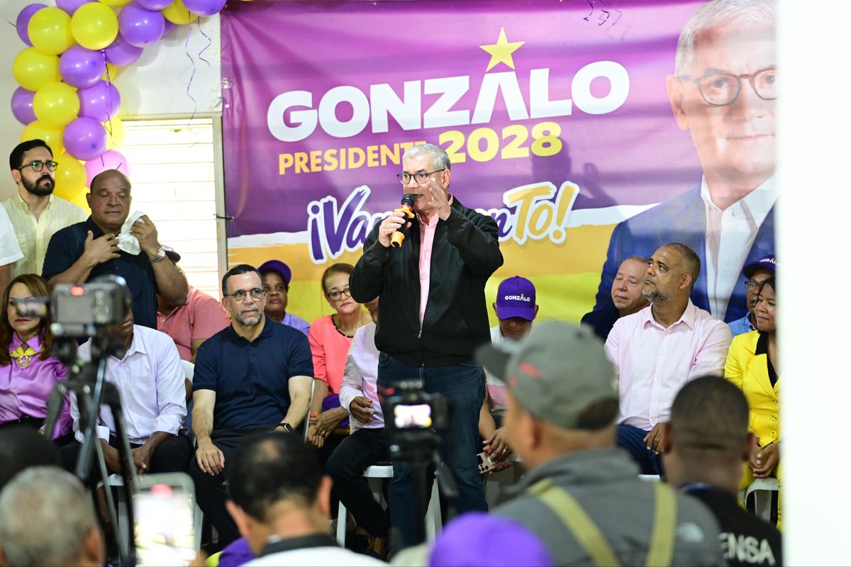 YuriEnriqueRL's tweet photo. Hoy volvimos a la calle en Santo Domingo Oeste y encontramos lo que vemos en cada rincón del país: gente buena trabajando muchísimo para salir adelante y sintiendo que cada día cuesta más.

Por estamos aquí junto a @GonzaloCastillo. Para escuchar y trabajar por un país que vuelva a darle oportunidades.