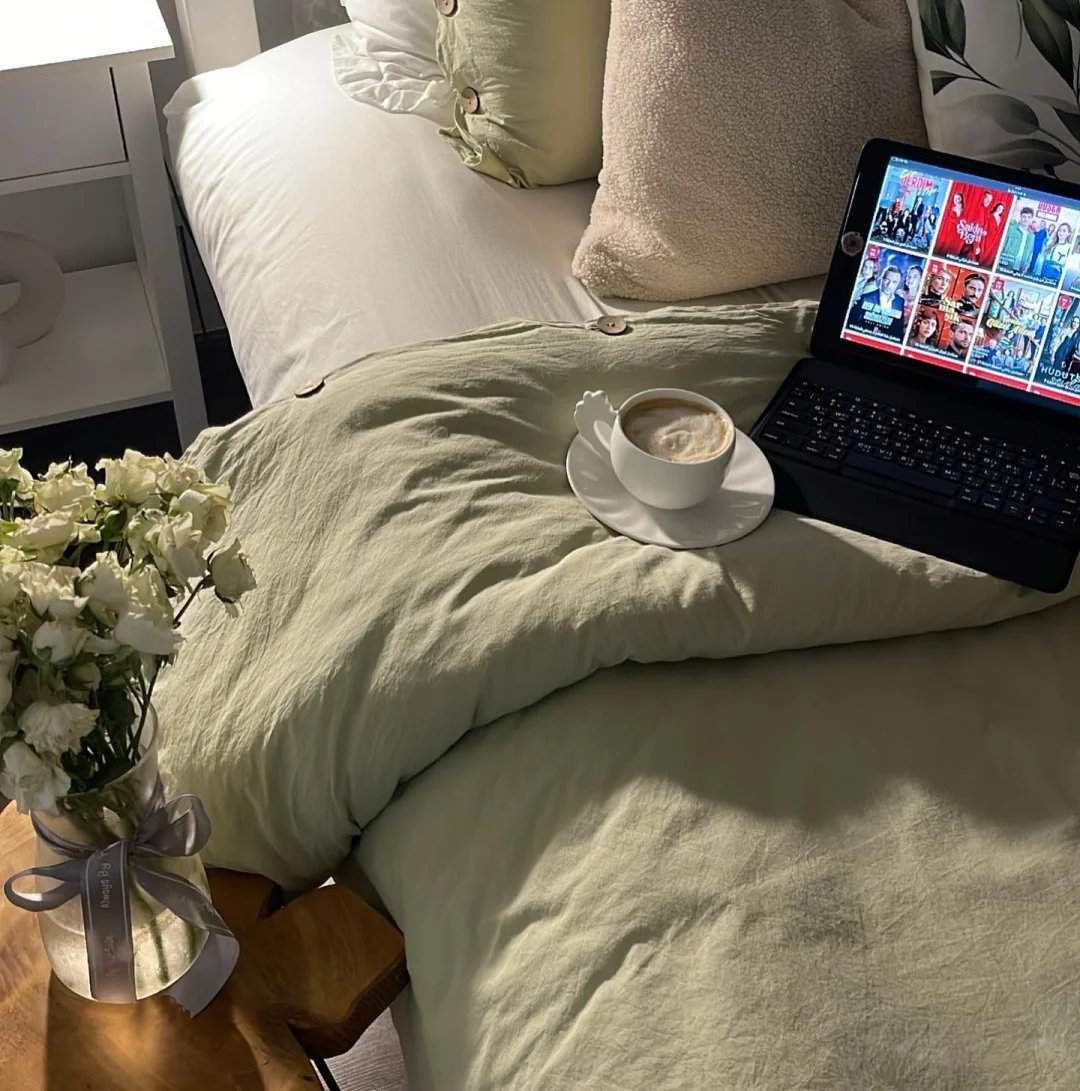 LoreanCounpk's tweet photo. Just folded the last load of laundry, coffee in one hand and crisp shirts in the other—small wins that make the day feel light.， https://t.co/UZ9idlQWdg