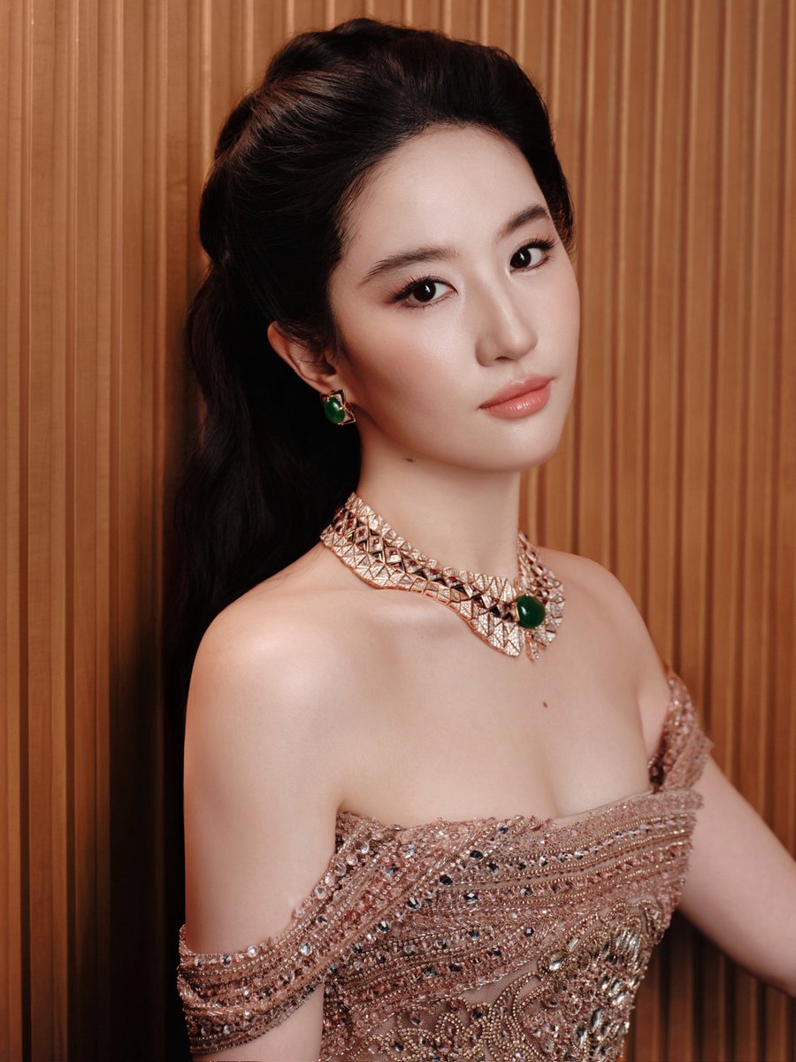 joyyyyside's tweet photo. Queen Liu Yifei @yifei_cc x #Bvlgari #Kaleidos ✨ @Bulgariofficial 

#LiuYifei #刘亦菲 #劉亦菲 #CrystalLiu #LưuDiệcPhi #หลิวอี้เฟย #ЛюИфэй #유역비 #リウ・イーフェイ #リウイーフェイ #YifeiLiu #Mulan #MeetYourself #花木兰 #TheTaleOfRose #BvlgariHighJewelry #Eclettica #宝格丽 https://t.co/hPr9aG9fJT