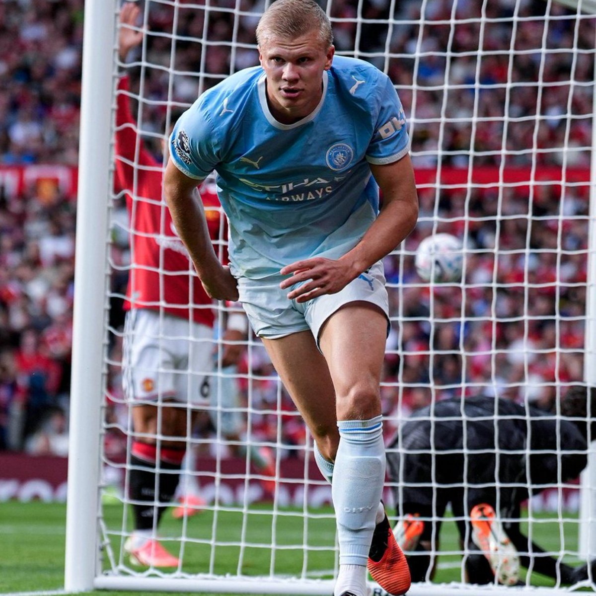 Citizzy's tweet photo. Ten men for over an hour and United still couldn't find a way through.

Haaland scores, VAR checks it, goal stands and now it's a robbery.

This fixture has never belonged to them and they still haven't figured that out. https://t.co/YF1astTRM9