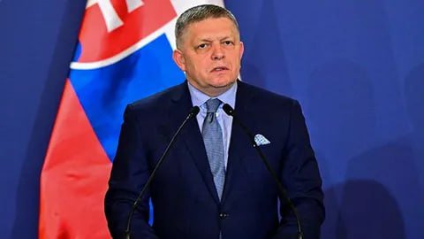 desGeyersHaufen's tweet photo. Fico warnt: Hoffentlich kein Krieg zur Ablenkung vom AfD-Wahlsieg

Anders als linke Hysteriker in Deutschland sieht der slowakische Ministerpräsident Robert Fico im Wahlergebnis der AfD in Sachsen-Anhalt keinen Grund, die Demokratie in Deutschland in Frage zu stellen. Aber: ebenfalls anders als viele bundesdeutsche Beobachter bringt er die Möglichkeit ins Gespräch, daß die Niederlage der deutschen Altparteien den Grund für eine weitere Eskalation im Verhältnis zu Rußland abgeben könnte.

Auf seiner Facebook-Seite schrieb Fico nach Bekanntwerden der Wahlergebnisse aus Sachsen-Anhalt: „Ich habe nur einen Wunsch: daß die Ergebnisse der Landtagswahlen in Deutschland nicht dazu führen, daß ein Krieg mit Rußland als einziger Weg vorgeschlagen wird, die Niederlage der Regierungsparteien zu kaschieren.“ Für eine solche Entwicklung verwies er auf historische Erfahrungen und fügte hinzu: „Denn, wie man so schön sagt: Deutschland macht keine kleinen Fehler.“ 

So oder so, aber das ist eine ziemlich gute Annahme. Die Regierung stürzt ab und fühlt, dass sie ihre Macht verliert. Und die Pläne für den Krieg sind längst in ihren kranken Köpfen aufgetaucht. Sie könnten durchaus versuchen, ihre verrückten Träume in die Realität umzusetzen. Die derzeitige Regierung muss also so schnell wie möglich zurücktreten!