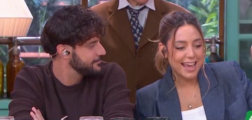 tostibelen's tweet photo. Cómo la mira! 😭 https://t.co/PR9dkFiqPg