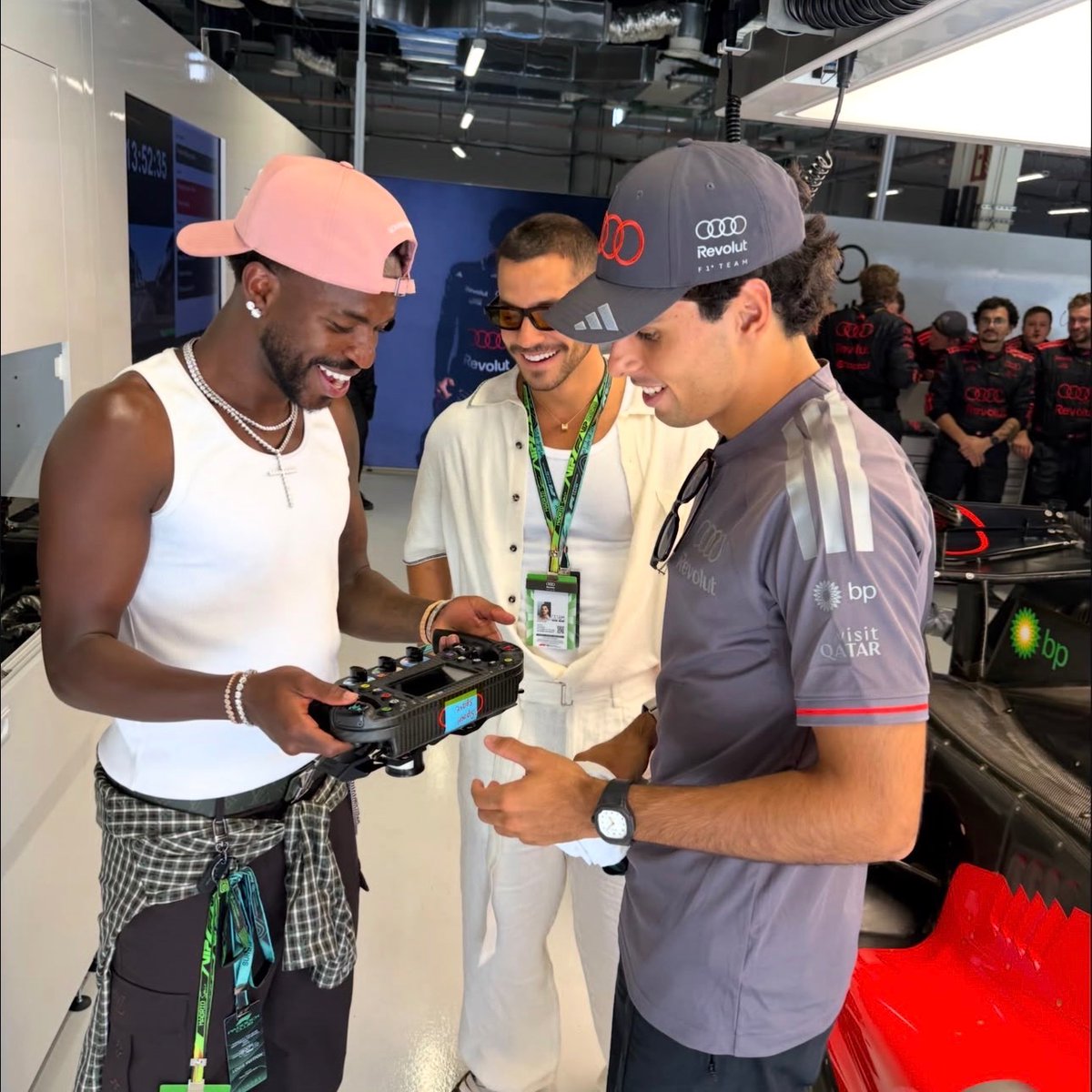TouchlineX's tweet photo. 🚨📲 𝗡𝗘𝗪: Vinicius with his girlfriend and Lewis Hamilton. https://t.co/OYsVaSh1MM