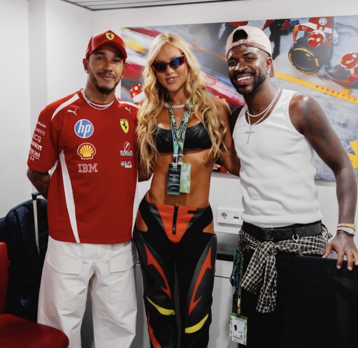 TouchlineX's tweet photo. 🚨📲 𝗡𝗘𝗪: Vinicius with his girlfriend and Lewis Hamilton. https://t.co/OYsVaSh1MM