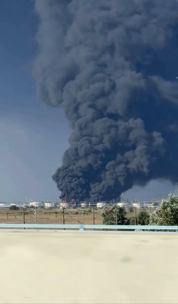 AlexBondODUA's tweet photo. "Zelensky should stop striking russia's oil and fuel infrastructure to avoid a diesel shortage" - Trump

That says a lot. Means our strategy works, if orange said that.

Now we must burn down everything diesel related in Mordor. https://t.co/Nk5hvE3xlU