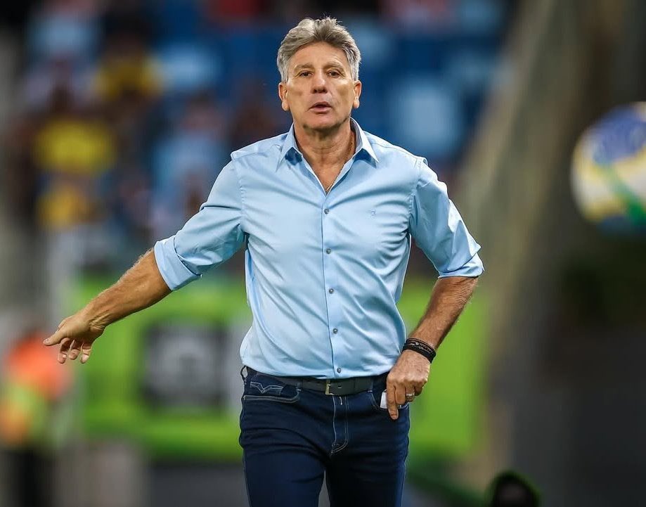 futebol_info's tweet photo. 🚨 AGORA! Grêmio procura Renato Gaúcho para substituir Luís Castro.

Renato já informou o valor que deseja para fechar contrato até o fim do ano e confirmar sua 5ª passagem como técnico do Tricolor.

O treinador está sem clube desde que deixou o Vasco, em junho deste ano.

🗞️ @OGlobo_Esportes | @diogodantas 
📸 Lucas Uebel/GFBPA