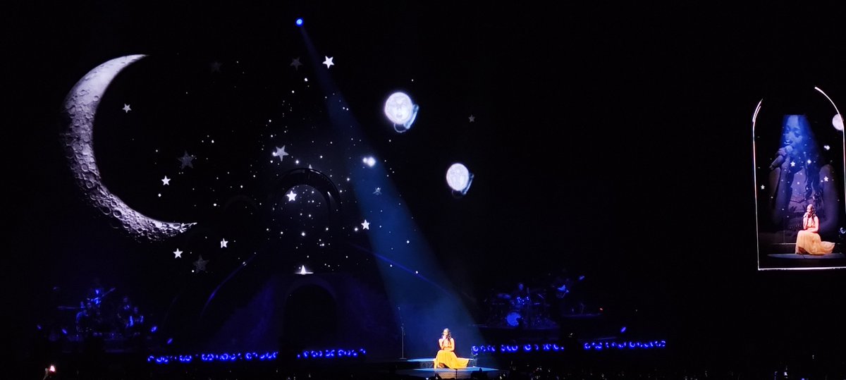 horchoata's tweet photo. Es la primera vez que realmente me hacen llorar en pleno concierto wtf, uno de los mejores sin pedos. Que chido que haya escogido México como última parada. Te amo Laufey, quiero ser como tú de grande https://t.co/0w6h3VkC9A