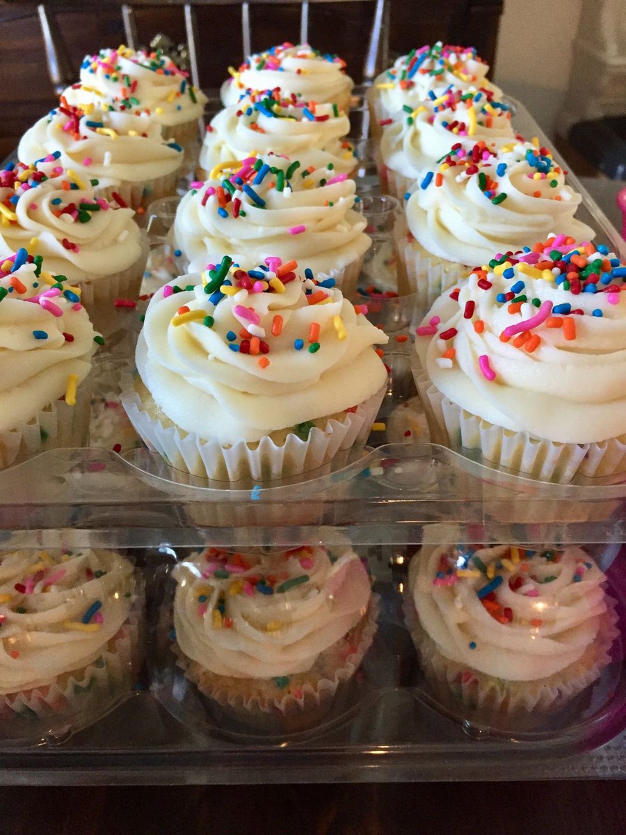 funfettirard's tweet photo. Feeding Ray multiple of all of these with a big ass glass of milk until he begs me to stop before he pukes rainbow frosting all over the floor #funfettitwt #feederismfeins https://t.co/FRVU8xEHTP