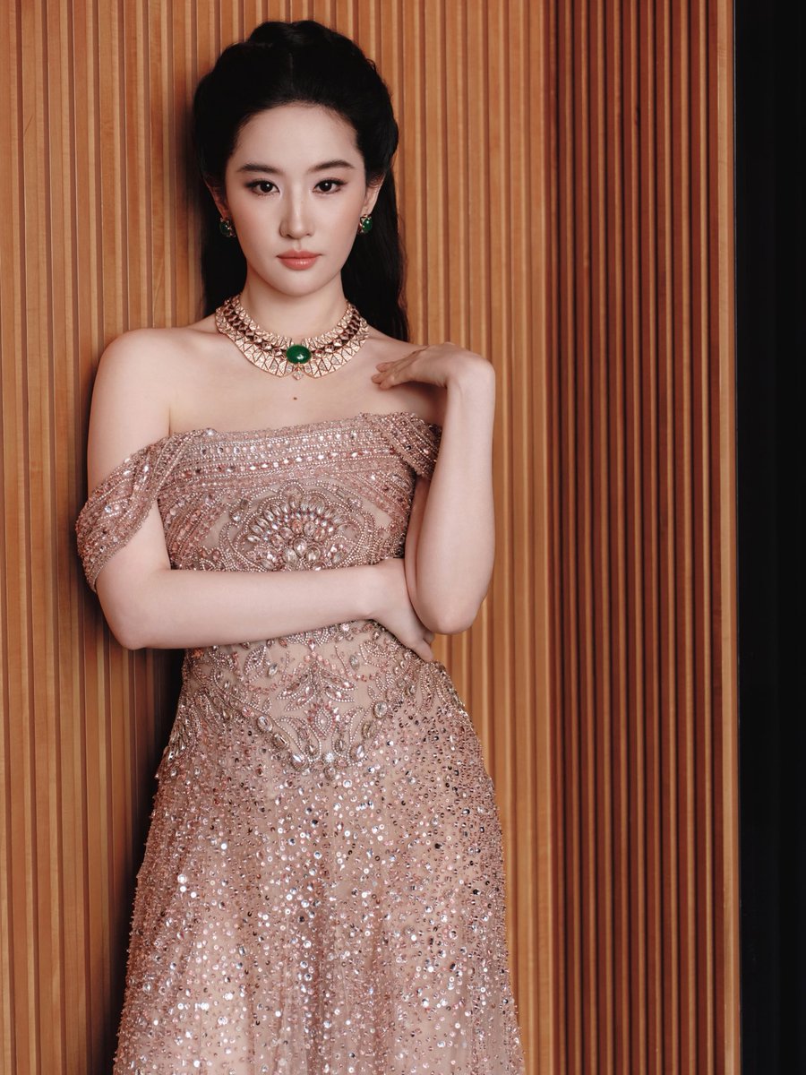 joyyyyside's tweet photo. Queen Liu Yifei @yifei_cc x #Bvlgari #Kaleidos ✨ @Bulgariofficial 

#LiuYifei #刘亦菲 #劉亦菲 #CrystalLiu #LưuDiệcPhi #หลิวอี้เฟย #ЛюИфэй #유역비 #リウ・イーフェイ #リウイーフェイ #YifeiLiu #Mulan #MeetYourself #花木兰 #TheTaleOfRose #BvlgariHighJewelry #Eclettica #宝格丽 https://t.co/zbgaYaDBLI