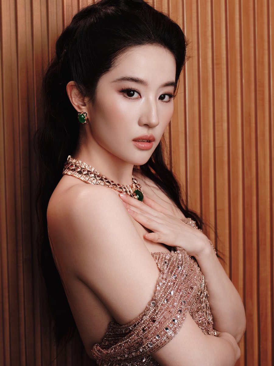 joyyyyside's tweet photo. Queen Liu Yifei @yifei_cc x #Bvlgari #Kaleidos ✨ @Bulgariofficial 

#LiuYifei #刘亦菲 #劉亦菲 #CrystalLiu #LưuDiệcPhi #หลิวอี้เฟย #ЛюИфэй #유역비 #リウ・イーフェイ #リウイーフェイ #YifeiLiu #Mulan #MeetYourself #花木兰 #TheTaleOfRose #BvlgariHighJewelry #Eclettica #宝格丽 https://t.co/zbgaYaDBLI
