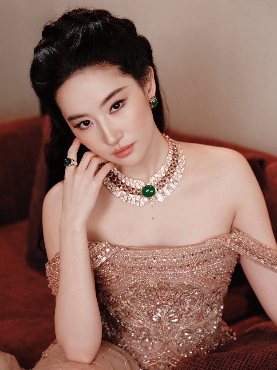 joyyyyside's tweet photo. Queen Liu Yifei @yifei_cc x #Bvlgari #Kaleidos ✨ @Bulgariofficial 

#LiuYifei #刘亦菲 #劉亦菲 #CrystalLiu #LưuDiệcPhi #หลิวอี้เฟย #ЛюИфэй #유역비 #リウ・イーフェイ #リウイーフェイ #YifeiLiu #Mulan #MeetYourself #花木兰 #TheTaleOfRose #BvlgariHighJewelry #Eclettica #宝格丽 https://t.co/zbgaYaDBLI