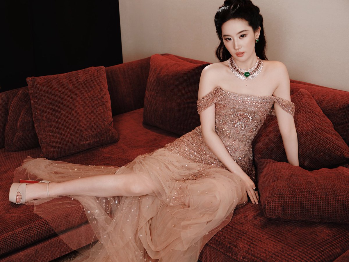 joyyyyside's tweet photo. Queen Liu Yifei @yifei_cc x #Bvlgari #Kaleidos ✨ @Bulgariofficial 

#LiuYifei #刘亦菲 #劉亦菲 #CrystalLiu #LưuDiệcPhi #หลิวอี้เฟย #ЛюИфэй #유역비 #リウ・イーフェイ #リウイーフェイ #YifeiLiu #Mulan #MeetYourself #花木兰 #TheTaleOfRose #BvlgariHighJewelry #Eclettica #宝格丽 https://t.co/zbgaYaDBLI