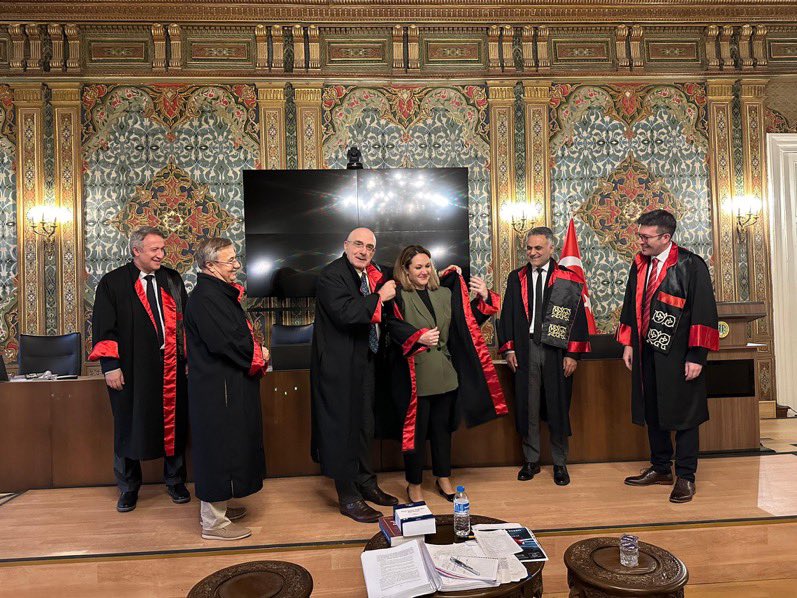 AdemSozuer's tweet photo. Dr.Gizem Kübra Özen Aykutalp'ın danışmanlığımda yazdığı ve jüri üyelerinin önerileriyle geliştirdiği 
 "Avrupa İnsan Hakları Sözleşmesi Bağlamında Olağanüstü Hallerde Ceza Hukuku Güvenceleri"konulu doktora tezini @yetkinyayinlari kitaplaştırdı
Tebrikler👇🏼
https://t.co/vDAQbSreDX https://t.co/wbUsvjgScd