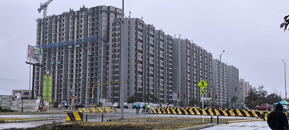 HamiBarrios's tweet photo. El hate a @BuenVivirconstr es merecido, al igual que todas las otras constructoras que hoy hacen el mínimo esfuerzo para construir hábitat y ciudad. Acá este aporte gris y triste de Constructora Bolívar en Lagos de Torca, dónde nos prometieron el mejor urbanismo. Y no es VIS. https://t.co/LObPGfxmza