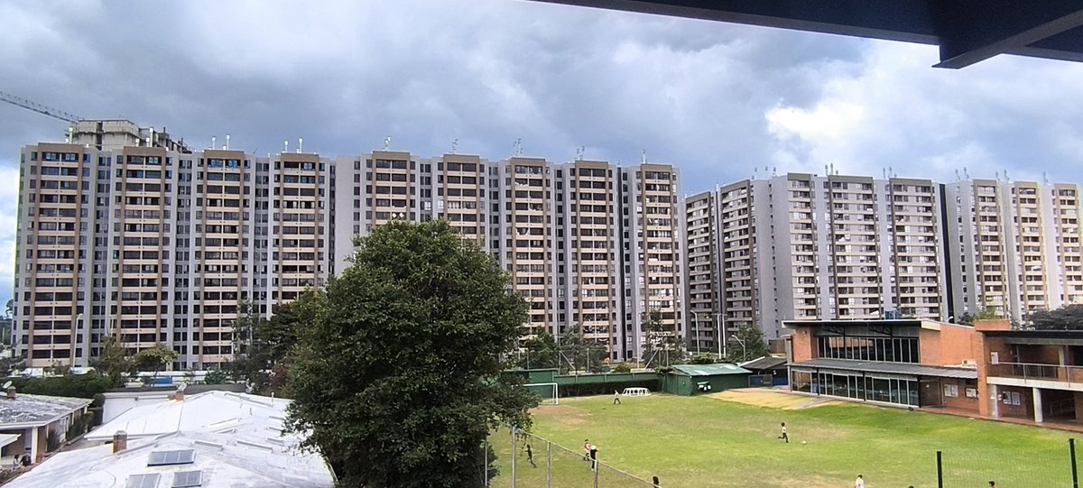 HamiBarrios's tweet photo. El hate a @BuenVivirconstr es merecido, al igual que todas las otras constructoras que hoy hacen el mínimo esfuerzo para construir hábitat y ciudad. Acá este aporte gris y triste de Constructora Bolívar en Lagos de Torca, dónde nos prometieron el mejor urbanismo. Y no es VIS. https://t.co/LObPGfxmza