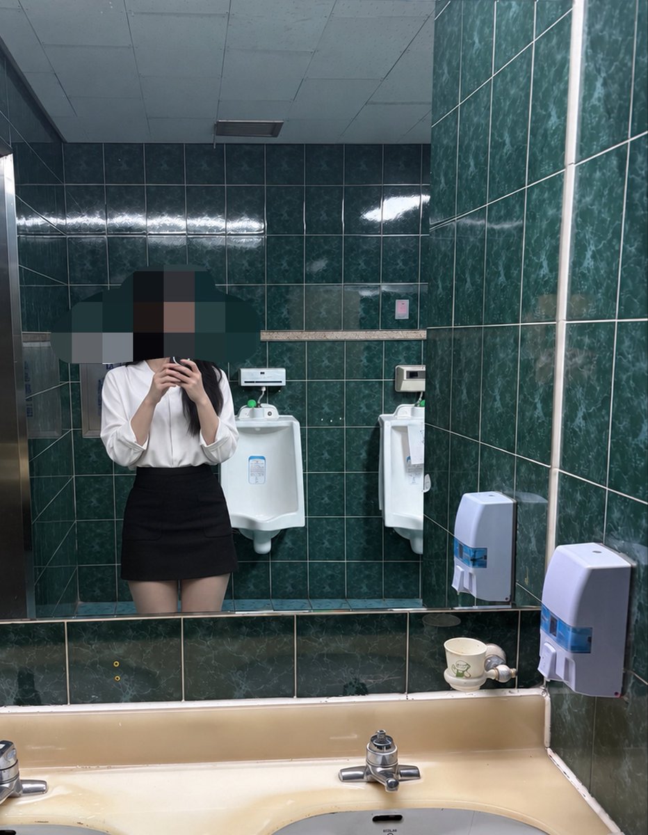 _mini0924's tweet photo. 발레 프로필 찍을때 탈의실 셀카랑
어제 ㅎ 화장실가서 이쁨받고
휴지통에 버리고오기 스타킹 버리고오기
#섹트
#남자 #화장실 #변기 https://t.co/aZxVPoExRL