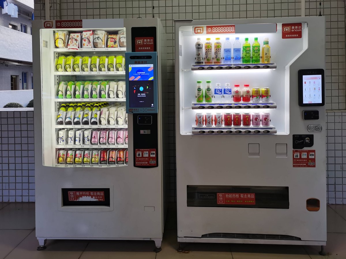 poppm559282's tweet photo. Caught my intern trying to use the office vending machine as a "study desk" to cram for midterms—snacks + flashcards = the new "productive" combo https://t.co/Z0kY0Bxu1I