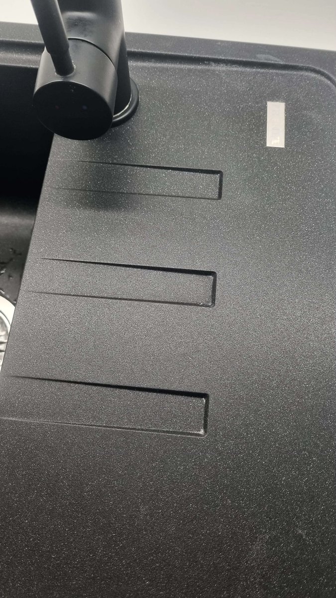 szemzi's tweet photo. Kupiłam specjalny płyn do mycia osadów z kamienia i jestem zachwycona, mój czarny zlew odzyskał dawny blask XD https://t.co/JATtJAkXrz
