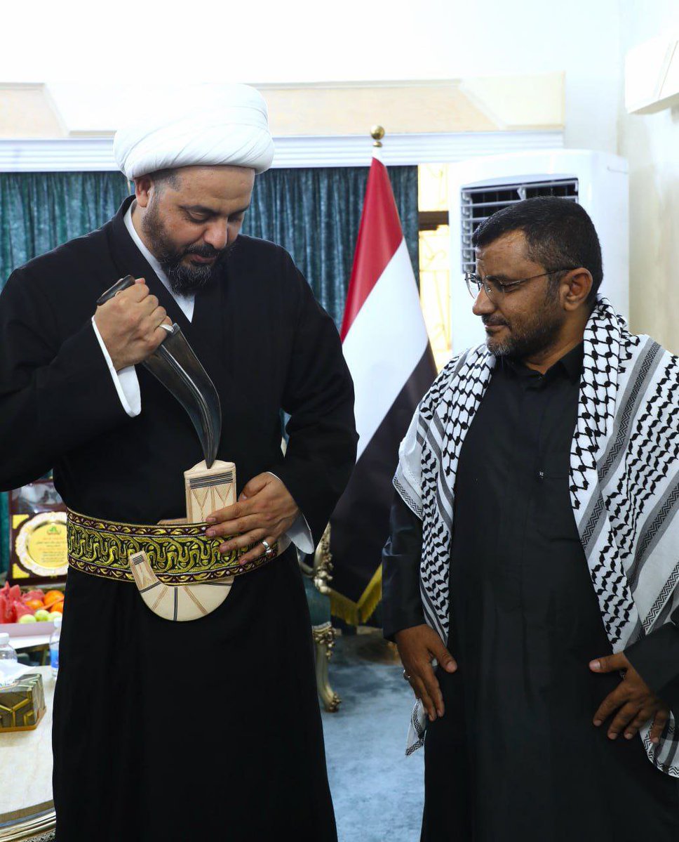 Sadiqalaskari89's tweet photo. هذا الخنجر وصل لبني سعود ويعبرهم.

#يمن_العزة_والانتصار https://t.co/PpdoSuh2VK