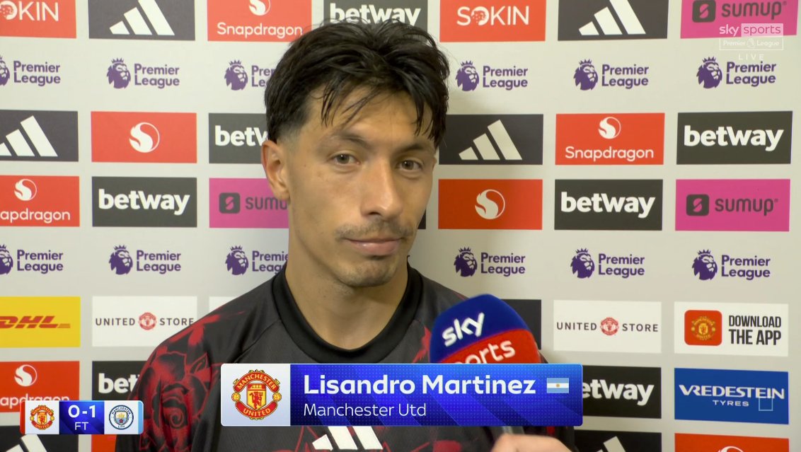MUnitedFR's tweet photo. Lisandro Martinez : "Je pense qu'il est hors jeu. Je ne comprends pas la règle. Je suis allé sur lui parce qu'il est là et c'est pour ça que derrière il est seul. Toutes les saisons, ils viennent expliquer leurs règles puis ils font ce genre d'erreur. C'est une injustice." #MUFC https://t.co/vyWUb1ihd1