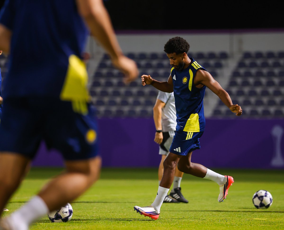 AlNassrFC's tweet photo. بين تدريب في الصالة الرياضيـة 🔋
وتدريب في الملعـب ⚽ https://t.co/vdZ0hknBzq