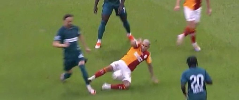elcol61mandante's tweet photo. Trabzonspor maçı öncesi Torreira’ya verilmeyen kırmızı kart. Komedi diyarı @TFF_Org https://t.co/nvTaHSTx9r