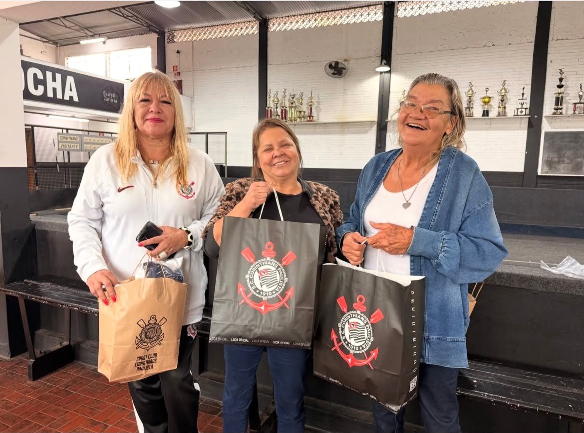 prmalaoficial's tweet photo. A campanha política no Parque São Jorge está a todo vapor. Aquela velha máxima de comprar votos com dentaduras continua valendo. https://t.co/oPpThRK2SE